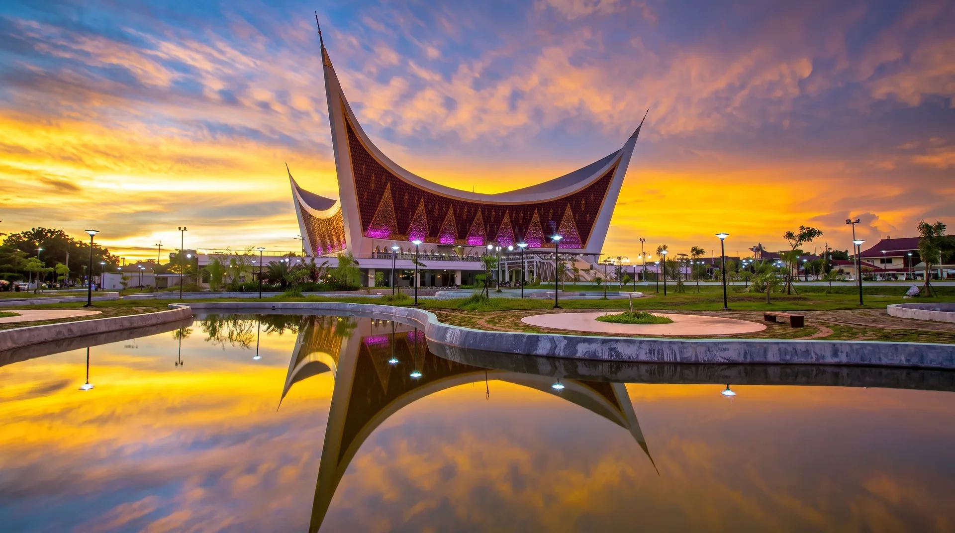 Grand Mosque of West Sumatra Guide: Architecture, Dress Code & What to Expect